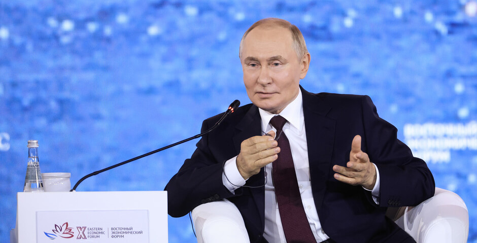 Путин поручил утвердить дорожные карты технологического развития для Арктики и Дальнего Востока