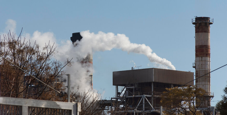 Предприятия в Омской области обязали сократить выбросы из-за погодных условий