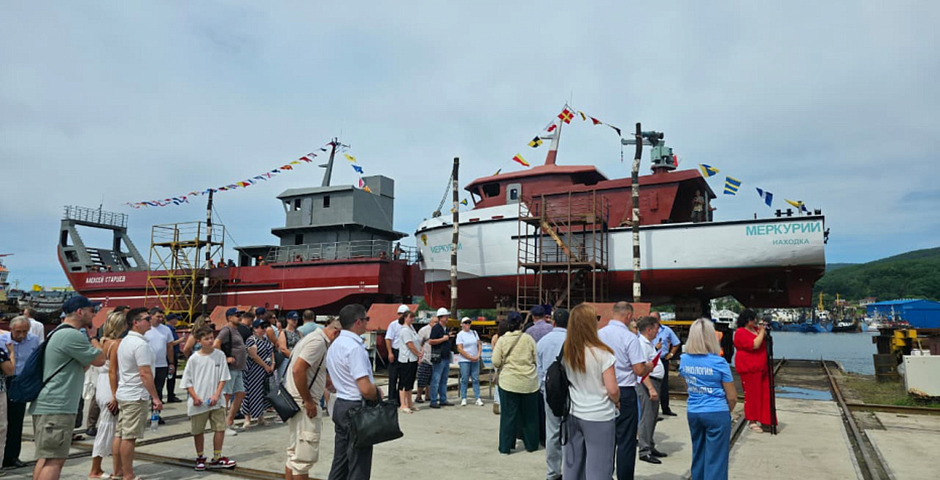 На Приморском заводе спустили на воду два новых судна