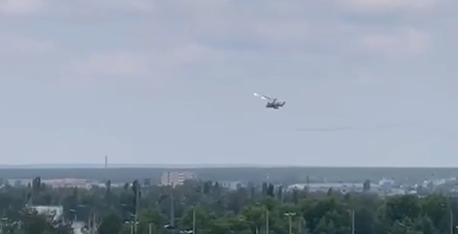 В Воронеже тушат пожар на нефтебазе после появления вертолета в небе над городом 