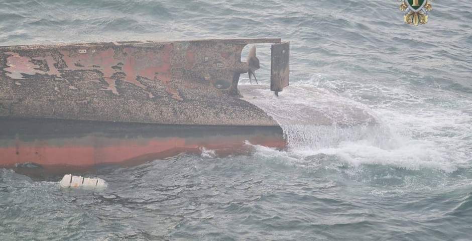 При кораблекрушении на Сахалине погибли два моряка 