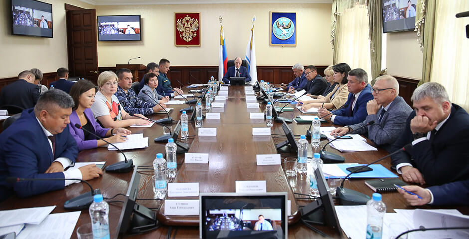 В Республике Алтай обсудили региональную экономику, сельское хозяйство и занятость населения