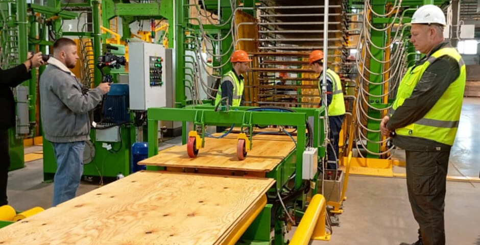 В Хабаровске открылся завод по производству лиственничной фанеры