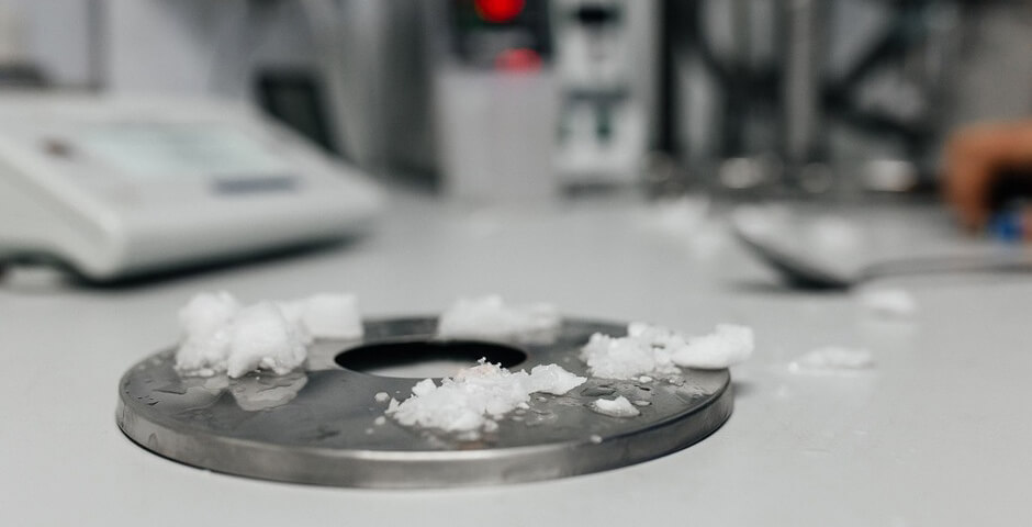 Томские ученые создали экологичную пену на основе газовых гидратов для тушения нефтяных пожаров