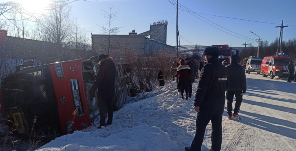 Пассажирский автобус упал в кювет на Колыме