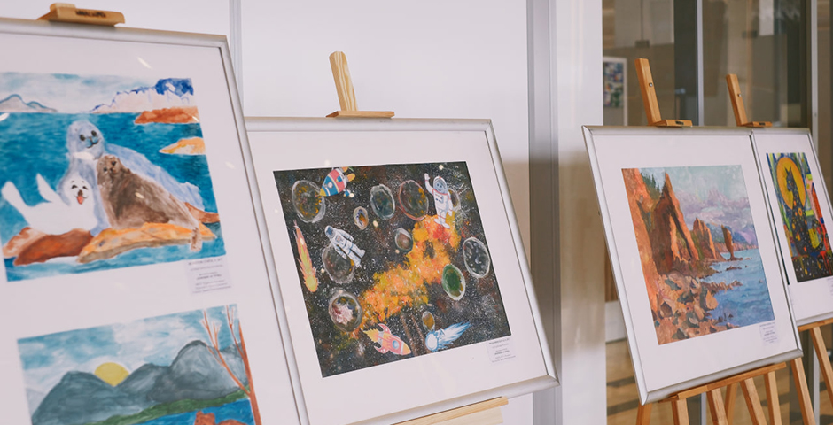 Аэровокзал «Южно-Сахалинск» поддержал творчество особенных художников