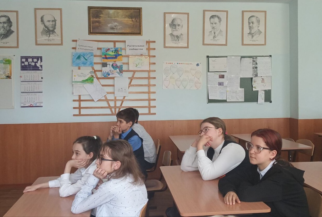 Школьники всегда увлеченно слушают уроки из Антарктиды.jpg