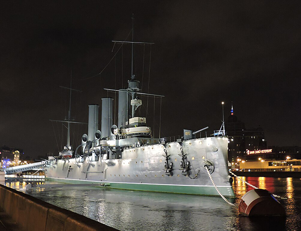 Крейсер_Аврора_ночью.jpg